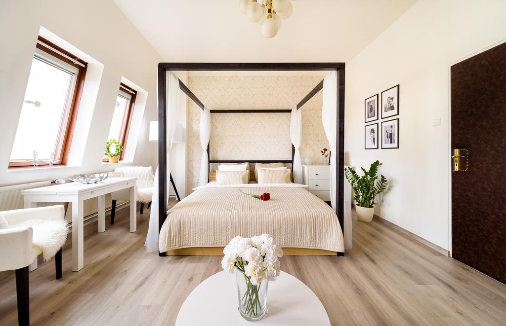 Ferienwohnung A/C + Terrace Breakfast At Tiffany'S Prag Exterior foto